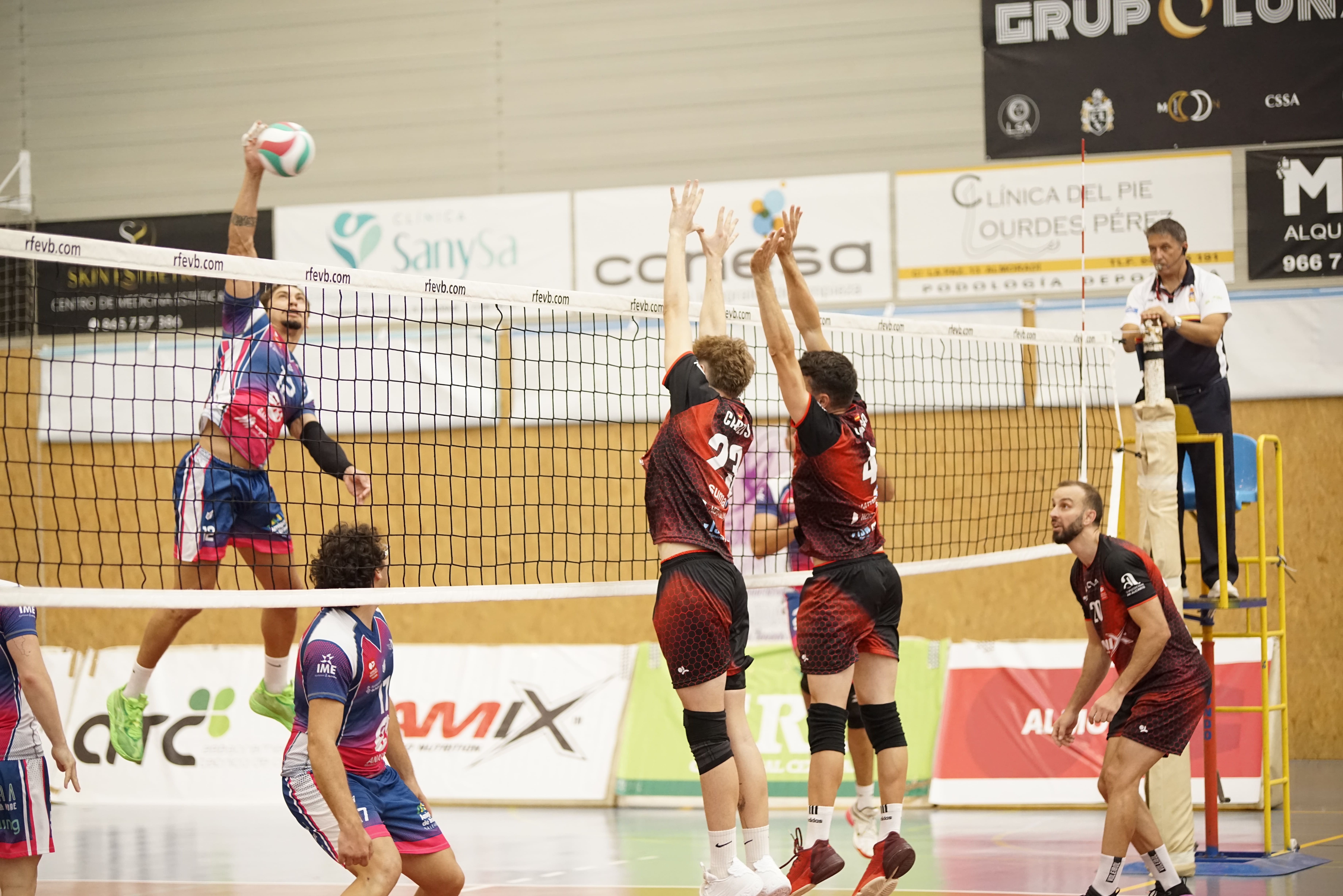 Emocionante duelo en Almoradí que se decide en el tie-break a favor de Palma Voley