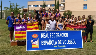 Esquimo se sube a lo más alto del podio en el Campeonato de España Infantil Femenino de Vóley Playa