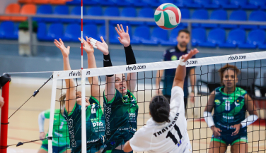 Gran victoria en el desempate de FP Pro Vóley Cajasol ante CV Sayre CC La Ballena