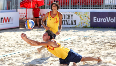Duro inicio de #EurobeachVolleyU18 para las parejas españolas