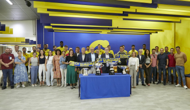 Club Voleibol Guaguas brinda sus cuatro títulos a los empleados de Guaguas Municipales