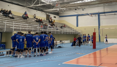 Club Vigo Voleibol remonta dos sets en contra en el Campo de la Juventud