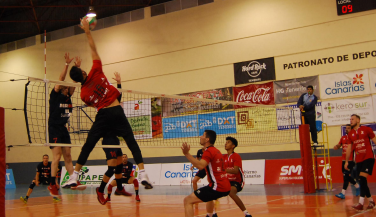 CV Collado Villalba celebra su primera victoria ante su afición.