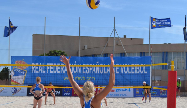 Emoción e igualdad en los primeros encuentros del campeonato de España de Voley Playa sub19 de clube