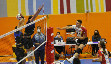 Triunfo de Voleibol Dumbría en el derby coruñés