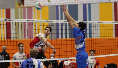 Voley Dumbría vence el derby ante Vigo en el desempate