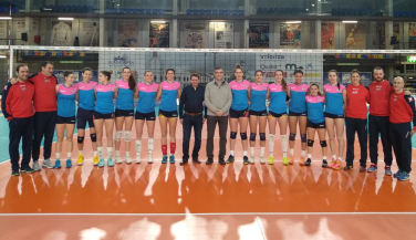 El Alcalde de Guadalajara Antonio Román visita a la selección femenina.