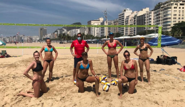 El apoyo de la FIVB eleva el nivel del vóley playa femenino en España