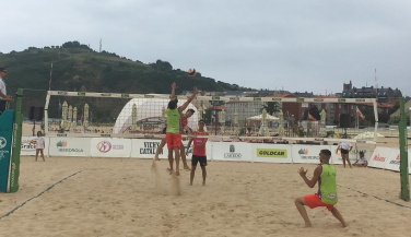 La playa de La Salvé disfruta del espectáculo del Laredo International Open