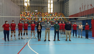 El Alcalde de Azuqueca de Henares visita a LAs Leonas del Vóley en su primer día de trabajo