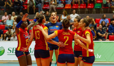 España busca consolidar sus opciones ante un rival directo