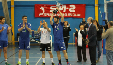 CV Mediterráneo recibe el trofeo de campeón tras vencer a CV Melilla