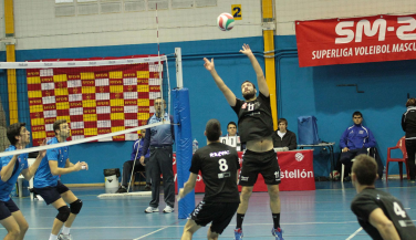 CV Mediterráneo empujado por su afición cierra un espectacular encuentro ante Llars Mundet