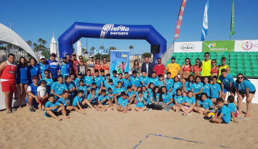 El Consejero de Deportes de Melilla visita a los niños del Madison Beach Volley Tour Kids