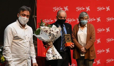 Antonio Morales recibe el reconocimiento del Ayuntamiento de Gijón