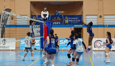 Mairena Vóley Club derrota a Guía y se mantiene imbatida en casa