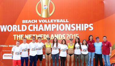 Jóvenes españoles disfrutan de un festival 
