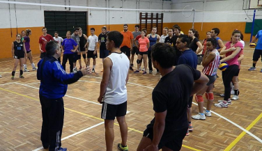 El español Aurelio Ureña dirige el Curso FIVB de entrenadores de Nivel I en Uruguay