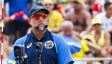El árbitro español José María Padrón dirige la final masculina del Grand Slam de Voley Playa de Río