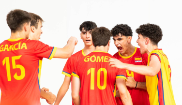 España remonta a Polonia para estrenarse con victoria en el #EurovolleyU17M