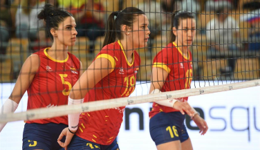 Turno para las Leonas del Vóley en el Palacio de Deportes de la Guía de Gijón