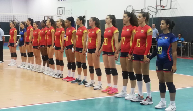 Las Leonas del Vóley embarcan hacia Eslovaquia para regresar al #EurovolleyW