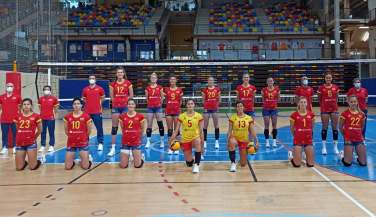Las Leonas del Vóley ya posan con su nueva equipación Luanvi