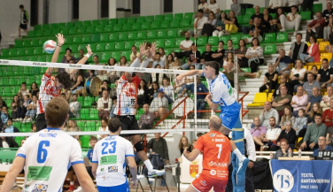 Voley Textil Santanderina se estrena en casa superando a Dumbría por la vía rápida