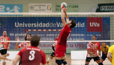 Primera derrota de Universidad de Valladolid en Fuente la Mora ante Vóley Dumbría