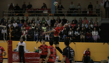 Gran remontada de CV Zaragoza ante un polideportivo abarrotado